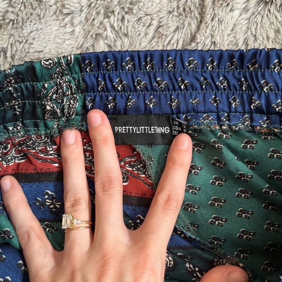 PrettyLittleThing Paisley Print Silky Joggers - Picture 4 of 5